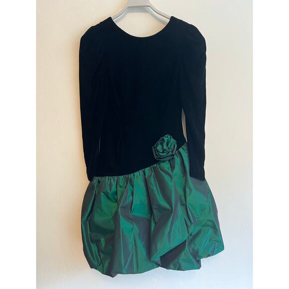 Vintage 80’s Black Velvet & Green Bubble Skirt with V-Neck Back Size: Medium - Picture 8 of 12